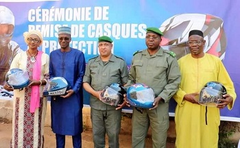 Les usagers de la route sont, en majorité, des motocyclistes au Mali, le gouvernement avait jugé opportun d’imposer l’utilisation du casque depuis le 1er janvier 2023. Mais face à un tollé mettant en avant la vie chère, la question n’est plus d’actualité.
