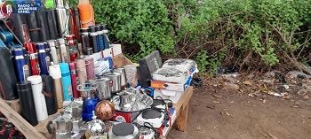 u Mali, les élèves ne passent pas les grandes vacances de la même façon. Pendant que certains voyagent pour se faire plaisir, d’autres mènent des activités génératrices de revenus ou de subsistance. Les jeunes qui viennent du village y retournent pour des travaux champêtres. Quant aux jeunes citadins, les petits boulots ne manquent pas. Ils consistent en général à la vente à la sauvette. C’est pourquoi il est fréquent, en cette période de vacances, de constater la présence massive des jeunes vendeurs aux abords des artères et autres rues fréquentées, avec différents objets à vendre.