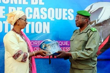 Les usagers de la route sont, en majorité, des motocyclistes au Mali, le gouvernement avait jugé opportun d’imposer l’utilisation du casque depuis le 1er janvier 2023. Mais face à un tollé mettant en avant la vie chère, la question n’est plus d’actualité.