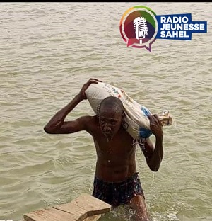 nombreux sont des jeunes venus des provinces du Tchad qui occupent la berge du fleuve Chari pendant la période de décrue, un fleuve séparant la capitale N’Djamena en deux. Apres avoir extrait du sable au fond de ce fleuve, il faudra au moins deux à quatre heures du temps pour le faire sécher au soleil. Il faut ensuite le transporter, toujours dans les sacs pour exposer à proximité de grandes voies pour la vente.