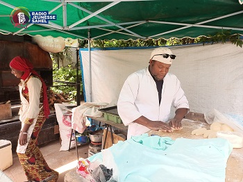 Pâtissier de formation, avec son tricycle sur lequel il a aménagé un four, Ousmane Memkoro Touré se déplace d’un endroit à l’autre, à la rencontre de la population. Venu de la France, initialement, pour un projet de développement rural, il travaille désormais et ce, depuis 13 ans à révolutionner le domaine de la boulangerie. Son engagement à innover le secteur de la pâtisserie au Mali et à casser les codes rythme son quotidien.