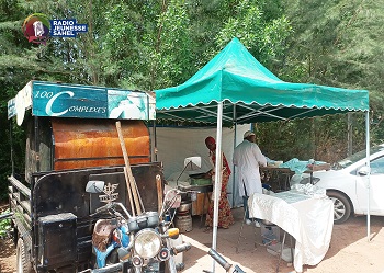 Pâtissier de formation, avec son tricycle sur lequel il a aménagé un four, Ousmane Memkoro Touré se déplace d’un endroit à l’autre, à la rencontre de la population. Venu de la France, initialement, pour un projet de développement rural, il travaille désormais et ce, depuis 13 ans à révolutionner le domaine de la boulangerie. Son engagement à innover le secteur de la pâtisserie au Mali et à casser les codes rythme son quotidien.