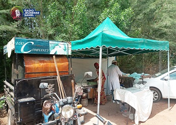 Pâtissier de formation, avec son tricycle sur lequel il a aménagé un four, Ousmane Memkoro Touré se déplace d’un endroit à l’autre, à la rencontre de la population. Venu de la France, initialement, pour un projet de développement rural, il travaille désormais et ce, depuis 13 ans à révolutionner le domaine de la boulangerie. Son engagement à innover le secteur de la pâtisserie au Mali et à casser les codes rythme son quotidien.