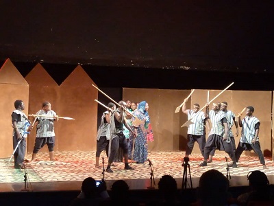 En marge de la célébration de la semaine de la francophonie au Burkina Faso, l’ambassade du Canada au Burkina Faso a initié une représentation théâtrale de « larmes des armes », le jeudi 23 mars 2023 au Centre National des Arts du spectacle et de l’audiovisuel (CENASA). La représentation s’est déroulée en présence du ministre de la communication du Burkina Faso et son collègue de la défense, de plusieurs ambassadeurs accrédités au Burkina Faso, de responsables d’institutions et des amoureux du théâtre.