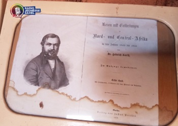 A l’entrée de la maison construite en argile « banco » où a séjourné l’explorateur allemand Heinrich Barth pendant son périple en Afrique, nous pouvons voir une maison soigneusement gardée.