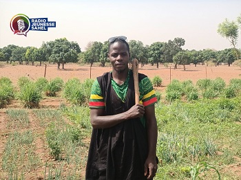 Le Mali est traditionnellement un pays où l’agriculture et l’élevage ont très longtemps été biologiques et respectueuses de l’environnement. De nos jours, la course vers la rentabilité pousse beaucoup de producteurs agricoles à abuser des produits chimiques qui sont nuisibles à la santé à la longue. Ces pratiques agroécologiques longtemps abandonnées refont surface avec la nouvelle génération.