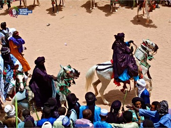 La capitale de l’Aïr était en fête du 26 au 29 juillet 2023. Des festivaliers autochtones et étrangers s’y sont réunis pour célébrer le Bianou. Bien au-delà de l’aspect religieux, le Bianou est désormais ancré dans la culture nigérienne. Par cette célébration, les Agadéziens, populations issues des brassages anciens entre Touareg, Haoussa et Songhaï revendiquent leur identité.