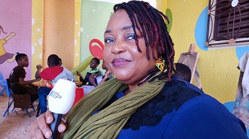 Affectueusement appelée « mamy » ou « tata » par les enfants qui participent à un atelier de peinture ce 11 juillet 2023 à Ouagadougou, Makamssa confie qu’elle oriente son art pour décrire et décrier la souffrance de la femme et de l’enfant. « A travers mes tableaux je défens une cause, celle de la femme et de l’enfant. Ma peinture est un combat. Je parle des tares de la société », explique celle qui souhaite aller à la rencontre des enfants dans le Burkina profond, car pour elle, l’art doit aller vers la population. C’est d’ailleurs pour cette raison que le Centre Dawlaart, dont elle en est la Coordonnatrice se veut itinérant.