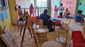Affectueusement appelée « mamy » ou « tata » par les enfants qui participent à un atelier de peinture ce 11 juillet 2023 à Ouagadougou, Makamssa confie qu’elle oriente son art pour décrire et décrier la souffrance de la femme et de l’enfant. « A travers mes tableaux je défens une cause, celle de la femme et de l’enfant. Ma peinture est un combat. Je parle des tares de la société », explique celle qui souhaite aller à la rencontre des enfants dans le Burkina profond, car pour elle, l’art doit aller vers la population. C’est d’ailleurs pour cette raison que le Centre Dawlaart, dont elle en est la Coordonnatrice se veut itinérant.