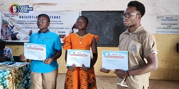 L’association « Woman Way » à travers son programme culturel en éducation citoyenne dénommé « Citoyen d’or » a récompensé les lauréats au titre de l’année 2023. Les prix, composés essentiellement d’attestations et d’un trophée, ont été attribués à une vingtaine d’établissements.