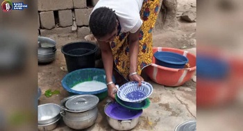 A Bamako, il est difficile de trouver une famille où, au moins, une aide-ménagère n’est pas engagée. Ce qui démontre l’importance du rôle qu’elles jouent.  Pour la plupart de ces ‘’52’’, les travaux consistent au balayage quotidien de la cour, à l’entretien des chambres et toilettes, à l’entretien des enfants avant leur départ à l’école, au babysitting, à la lessive ainsi qu’aux autres travaux ménagers. Dans certaines familles dites nombreuses, ces différentes tâches sont reparties entre 2 à 3 aide-ménagères. Toute cette corvée, pour un salaire mensuel qui varie entre 10 000, 15 000 et rarement 20 000 F CFA selon des contrats verbaux 