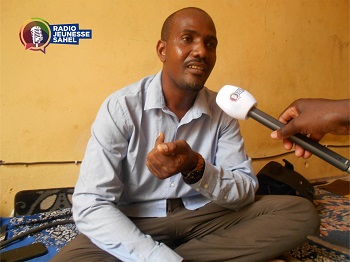 Boubacar Hamadan confectionne des boucles d’oreille, des chaines, des bagues et des colliers. Pour y arriver, il utilise divers outils : marteaux, limes, chalumeau, etc.