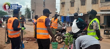 Jadis surnommée « Bamako la coquette », la capitale malienne a un peu perdu de sa splendeur ces derniers temps. L’insalubrité gagne de plus en plus du terrain à tel point que les services de propreté semblent être dépassés par l’ampleur du phénomène. En raison d’insuffisance de dépôts de transit des déchets, les poubelles installées dans des familles et dans certains lieux publics ne sont pas vidées régulièrement. Ce qui fait qu’il est fréquent de voir des tas d’immondices un peu partout. 