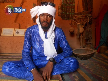 D'un style sobre, éloquent, toujours enturbanné et très souriant, Ousmane Bianou est devenu un des jeunes les plus influents de sa ville, Agadez. Passionné de randonnées, il a troqué sa tenue de maintenancier à celle de guide touristique. Grâce à son abnégation et à son ardeur au travail, son agence de tourisme Masnat, spécialisée dans les excursions de circuits touristiques connait un réel succès auprès de ceux qui s’attachent ses services