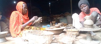 Pendant que les femmes des villages situés en périphérie de N’Djamena vivent de commerce et d'autres activités génératrices de revenus, celles de Gaoui mettent leur joie à valoriser un savoir-faire ancestral : la poterie. Cette activité principalement féminine fait l’identité de ce village où la fabrication des objets à base d’argile est transmise de mère à fille. 