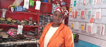 Dans l’exercice de leur profession, certaines femmes démontrent que les métiers sont universels. C’est le cas de Kadia Diarra. Femme au foyer, Mme Diarra s’est spécialisée dans la réparation des téléphones portables. Dans son quartier résidentiel de Kalabancoro dans la capitale malienne, Bamako, celle qu’on appelle affectueusement ‘’Française’’ répare à longueur de journée des smartphones de toute marque dans son atelier.