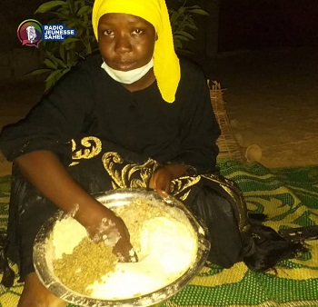 Née en 1999 dans la ville de Dosso d’une famille de six enfants, Yagi Nabani Mariama s’active au quotidien pour avoir une vie plus épanouie. Yagi fait de la cuisine, de la confiserie, de la pâtisserie, de la cosmétique et des décorations à ses temps libres après ses cours à l’université.