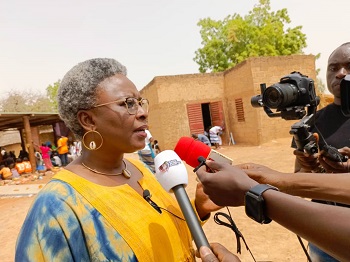 A l’entrée du musée ce jour 2 mars 2024, à gauche étaient assises des femmes d’un certain âge, en train de tisser le coton. Chacune y allait de son savoir-faire avec dextérité. A droite, se trouvaient des convives à la cérémonie de causerie débats. Et au fond, sous le hangar, se trouvaient plus d’une centaine d’enfants, autour d’une animatrice. L’ambiance est bon enfant entre chants, contes, devinettes et jeux ludiques.