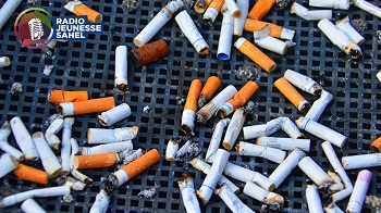 La LOI N° 10 - 033 du 12 juillet 2010 relative à la commercialisation et à la consommation du tabac et des produits du tabac au Mali interdit dans son article 8 à toute personne de moins de dix-huit ans de vendre ou de distribuer des cigarettes ou autres produits du tabac. Malheureusement, cette loi n’est pas respectée. 