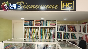 Au Mali, le bazin est la tenue des grandes occasions : mariages, baptêmes et autres cérémonies. Si certains suivent un phénomène de mode et de tendance, d’autres voient ce tissu comme une tenue valorisante