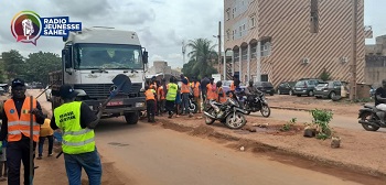 Jadis surnommée « Bamako la coquette », la capitale malienne a un peu perdu de sa splendeur ces derniers temps. L’insalubrité gagne de plus en plus du terrain à tel point que les services de propreté semblent être dépassés par l’ampleur du phénomène. En raison d’insuffisance de dépôts de transit des déchets, les poubelles installées dans des familles et dans certains lieux publics ne sont pas vidées régulièrement. Ce qui fait qu’il est fréquent de voir des tas d’immondices un peu partout. 