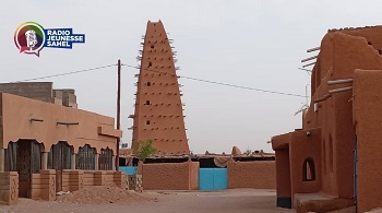 D'un style sobre, éloquent, toujours enturbanné et très souriant, Ousmane Bianou est devenu un des jeunes les plus influents de sa ville, Agadez. Passionné de randonnées, il a troqué sa tenue de maintenancier à celle de guide touristique. Grâce à son abnégation et à son ardeur au travail, son agence de tourisme Masnat, spécialisée dans les excursions de circuits touristiques connait un réel succès auprès de ceux qui s’attachent ses services