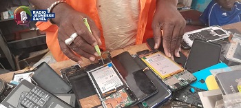 Dans l’exercice de leur profession, certaines femmes démontrent que les métiers sont universels. C’est le cas de Kadia Diarra. Femme au foyer, Mme Diarra s’est spécialisée dans la réparation des téléphones portables. Dans son quartier résidentiel de Kalabancoro dans la capitale malienne, Bamako, celle qu’on appelle affectueusement ‘’Française’’ répare à longueur de journée des smartphones de toute marque dans son atelier.
