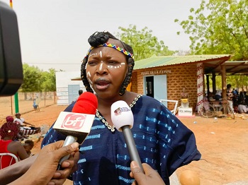 A l’entrée du musée ce jour 2 mars 2024, à gauche étaient assises des femmes d’un certain âge, en train de tisser le coton. Chacune y allait de son savoir-faire avec dextérité. A droite, se trouvaient des convives à la cérémonie de causerie débats. Et au fond, sous le hangar, se trouvaient plus d’une centaine d’enfants, autour d’une animatrice. L’ambiance est bon enfant entre chants, contes, devinettes et jeux ludiques.