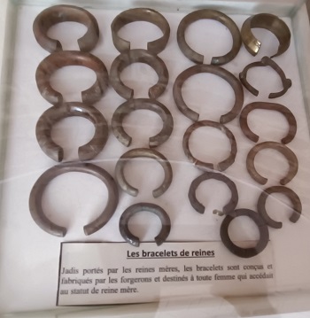 Le musée est entouré par des arbres, principalement des neemiers. Le cadre est propre et très aéré. A l’entrée de ce cadre enchanteur se trouve à gauche, une statue, un gros coq blanc en position debout sur un casque de soldat le tout déposé sur trois pierres qui symbolisent des tombes. Le casque est percé au niveau du front par une balle. Une représentation qui rappelle le contexte sécuritaire du Burkina Faso. Elle a été arrosée par une calebasse d’eau, implorant ainsi la paix des ancêtres sur le pays.