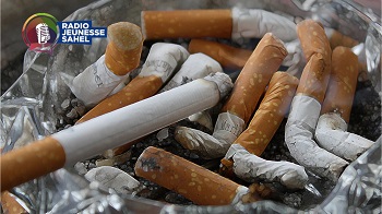 La LOI N° 10 - 033 du 12 juillet 2010 relative à la commercialisation et à la consommation du tabac et des produits du tabac au Mali interdit dans son article 8 à toute personne de moins de dix-huit ans de vendre ou de distribuer des cigarettes ou autres produits du tabac. Malheureusement, cette loi n’est pas respectée. 