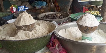 En ville comme en campagne, des ménages tchadiens broient du noir. Les prix des céréales très prisées des consommateurs cassent le moral des ménagères. C’est l’angoisse de tous les jours.  Beaucoup d’entre elles passent des heures au marché dans l’espoir d’avoir l’occasion de s’offrir une quantité de produits alimentaires à un prix abordable. Mais elles rentrent avec des paniers à moitié vide. Cette flambée n’est nullement liée à la rareté des produits sur les marchés car les magasins sont remplis de sacs de céréales.  