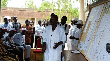 Débutée à Ouagadougou le 14 septembre 2023, la campagne de chimio prévention du paludisme saisonnier (CPS+) s’est poursuivie à Ziniaré le 15 septembre 2023, région du Plateau-Central. Le ministre de la Santé et de l’Hygiène Publique, Robert Lucien Jean Claude Kargougou a effectué le déplacement de Ziniaré pour encourager le personnel et surtout inviter la population à adhérer à la campagne.